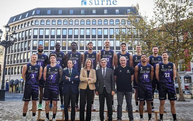 Surne y Bilbao Basket haciéndose la foto de equipo 