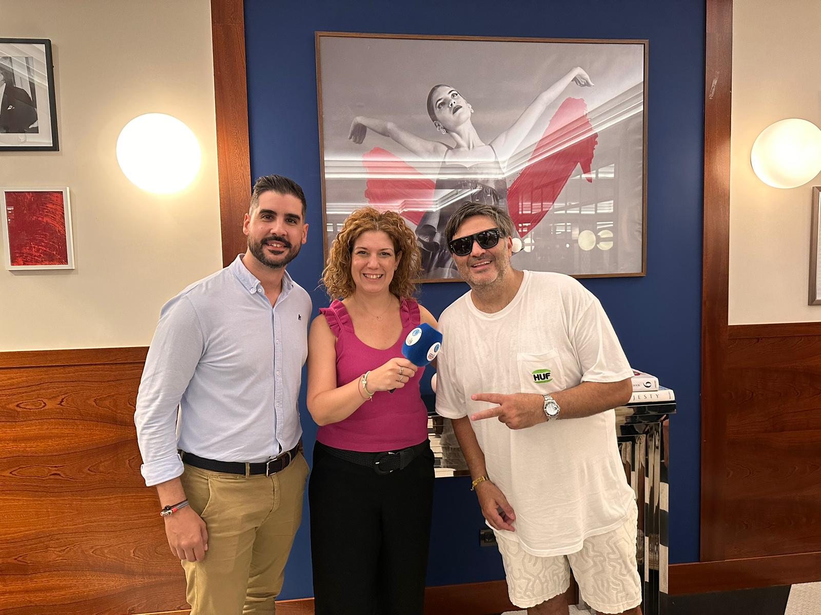 Adrián Vicente, director comercial del Hotel Ercilla y Wally López, DJ, que pinchó ayer en la terraza | ONDA VASCA