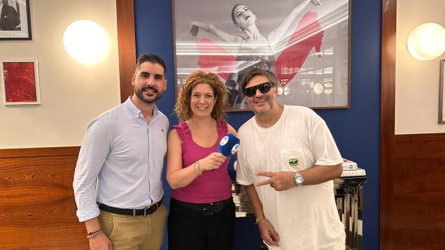 Adrián Vicente, director comercial del Hotel Ercilla y Wally López, DJ, que pinchó ayer en la terraza | ONDA VASCA