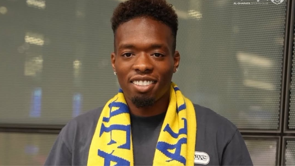 Álvaro Djaló posando como nuevo jugador del Al-Gharafa nada más llegar a Qatar. Foto: Al-Gharafa SC