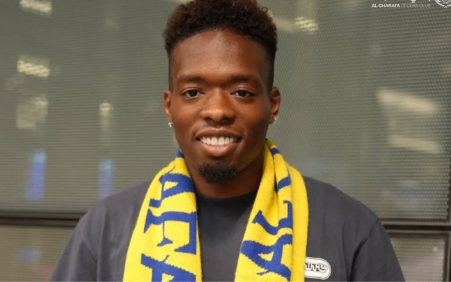 Álvaro Djaló posando como nuevo jugador del Al-Gharafa nada más llegar a Qatar. Foto: Al-Gharafa SC