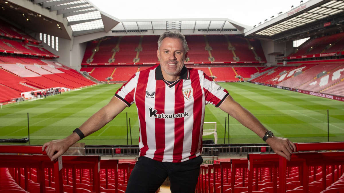 Jamie Carragher posando en Anfield con la camiseta del Athletic. Foto: Athletic Club