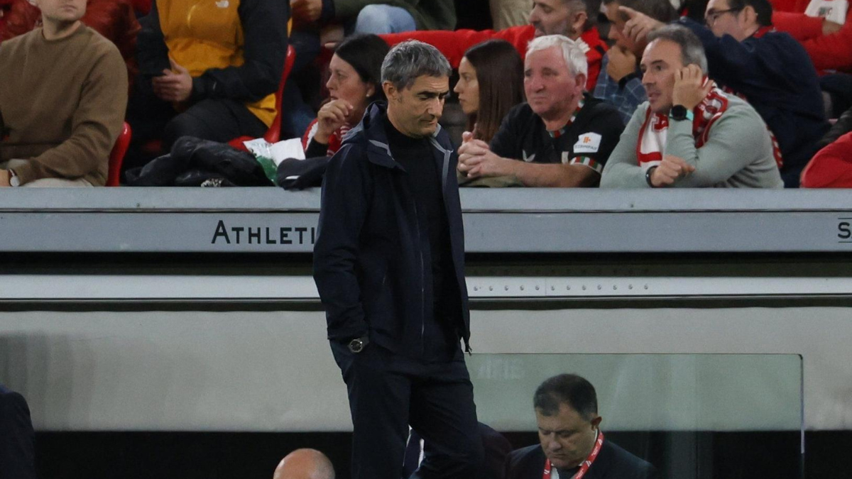 Ernesto Valverde cabizbajo en el Athletic-Getafe de este sábado. Foto: PANKRA NIETO