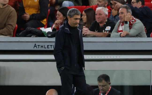 Ernesto Valverde cabizbajo en el Athletic-Getafe de este sábado. Foto: PANKRA NIETO