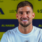 Iñigo Martínez en imagen posando como nuevo jugador del Al-Nassr. Foto: Al-Nassr