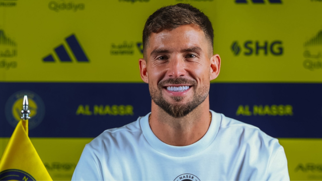 Iñigo Martínez en imagen posando como nuevo jugador del Al-Nassr. Foto: Al-Nassr