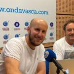 Adrán Yáñen en los estudios de Onda Vasca