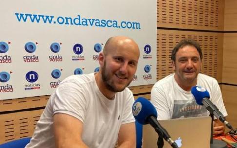 Adrán Yáñen en los estudios de Onda Vasca