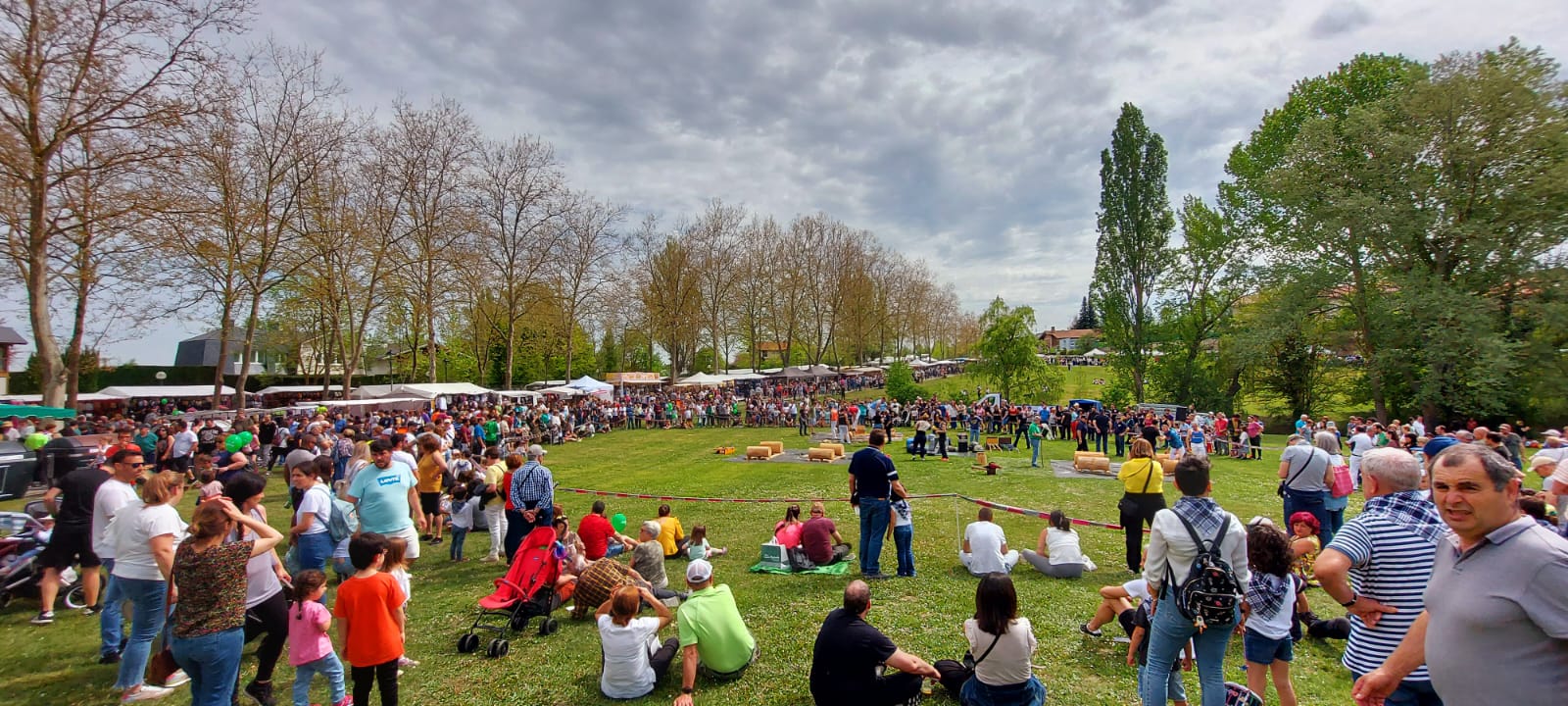 Miles de personas disfrutan de San Prudencio en las campas de Armentia