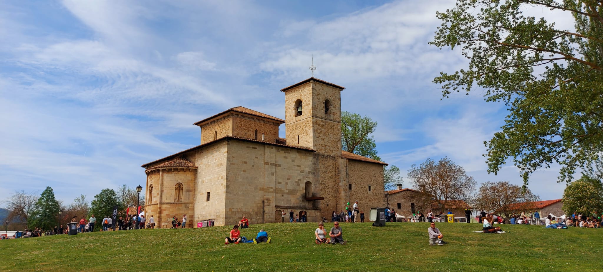 Buen ambiente en las campas que rodean la Basílica de San Prudencio