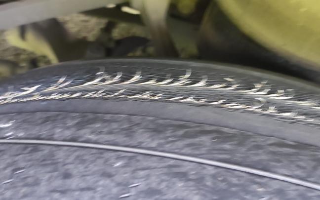 Rueda de un autobús del Grupo Avanza que acabó reventando