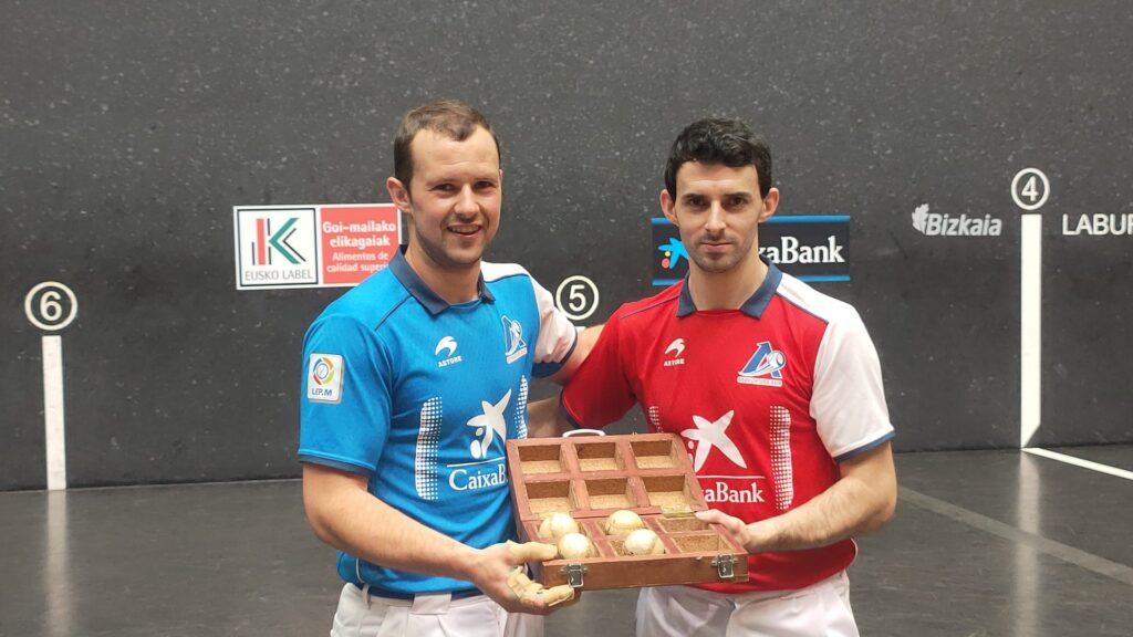 Elordi y Altuna, el pasado jueves durante la elección de material. FOTO: www.aspepeplota.eus