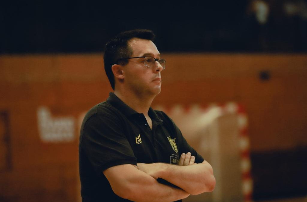 Jacobo Cuétara afronta su octavo curso al frente de Bidasoa Irún