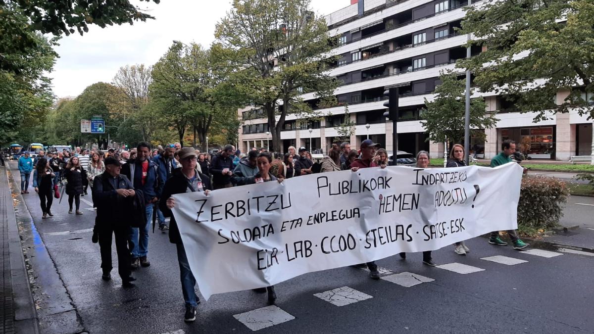 Manifestación de los trabajadores del servicio público a su paso por el barrio del Antiguo en Donostia