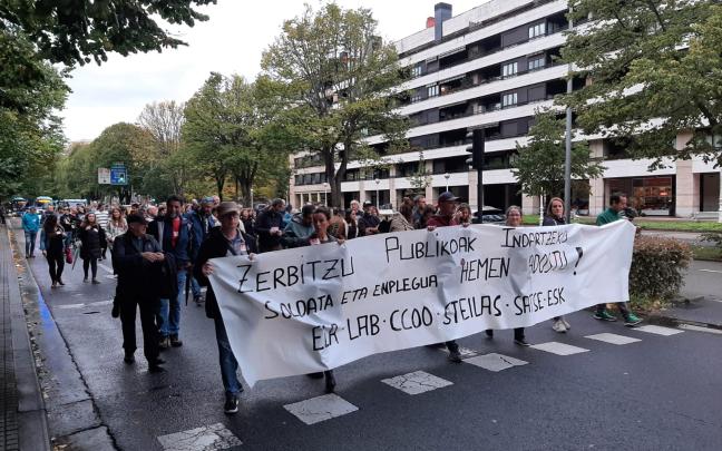 Manifestación de los trabajadores del servicio público a su paso por el barrio del Antiguo en Donostia Manifestación de los trabajadores del servicio público a su paso por el barrio del Antiguo en Donostia
