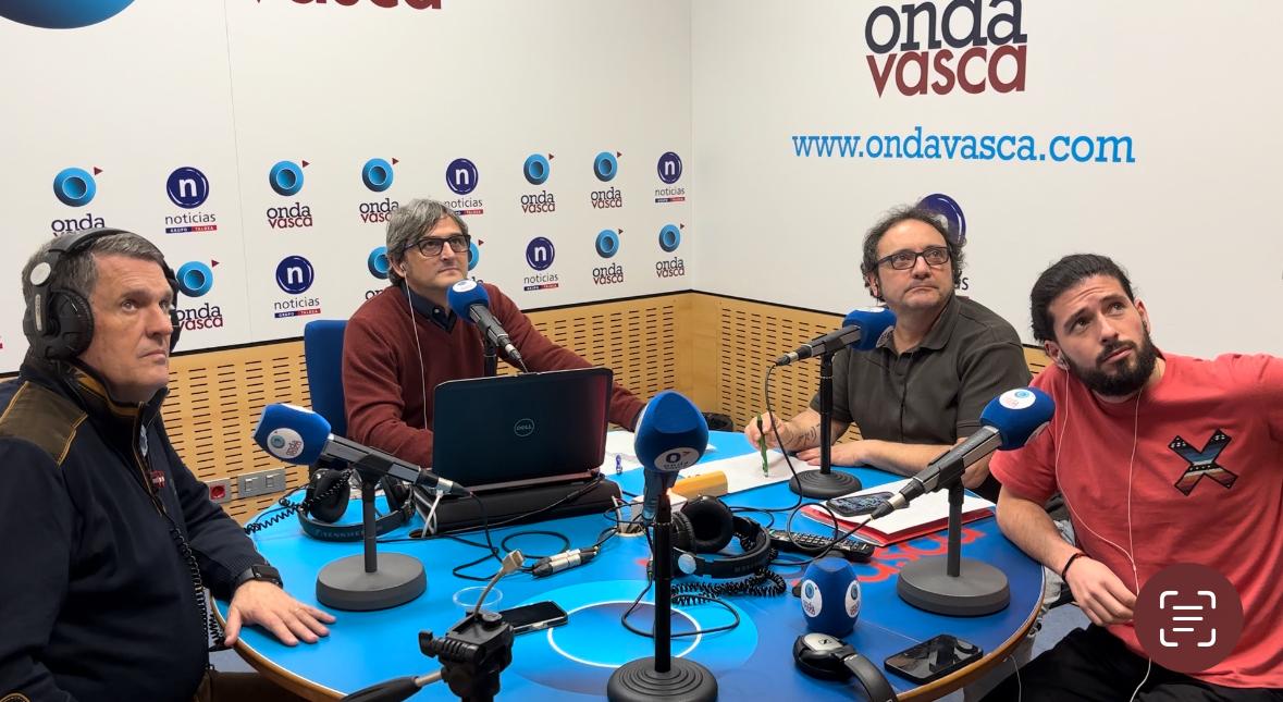 Monje y los tertulianos de 'La Movida Deportiva Bizkaia' en el estudio reaccionando el sorteo de Copa del Rey.
