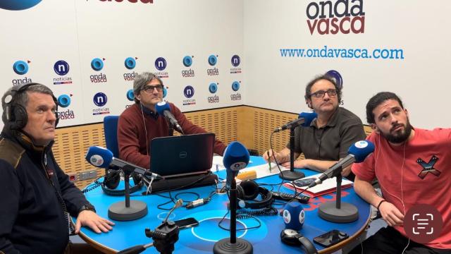 Monje y los tertulianos de 'La Movida Deportiva Bizkaia' en el estudio reaccionando el sorteo de Copa del Rey.