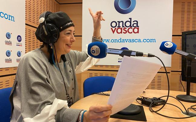 Ewa en el estudio de radio Ewa en el estudio de radio