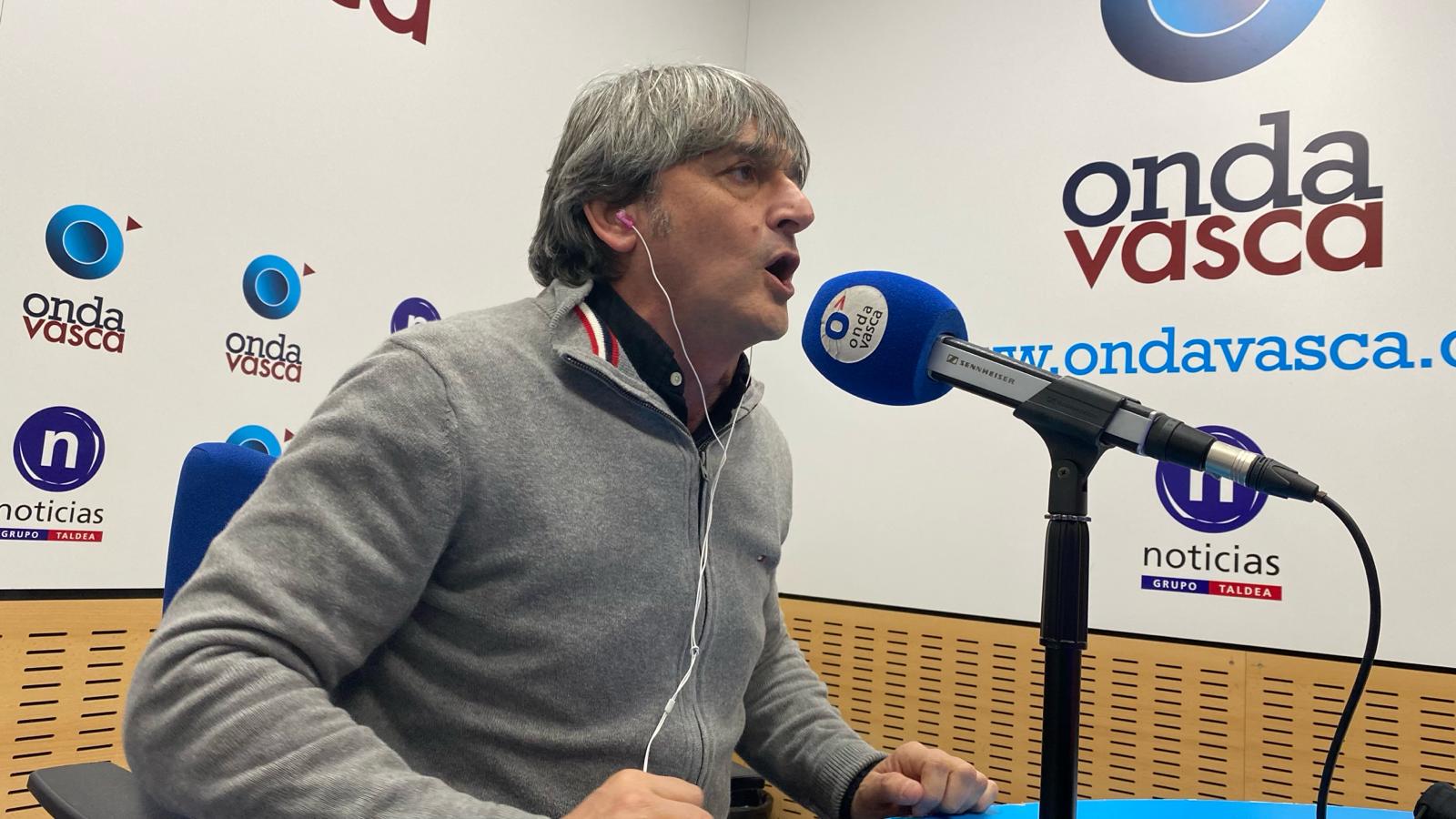 Monje en los estudios de ONDA VASCA