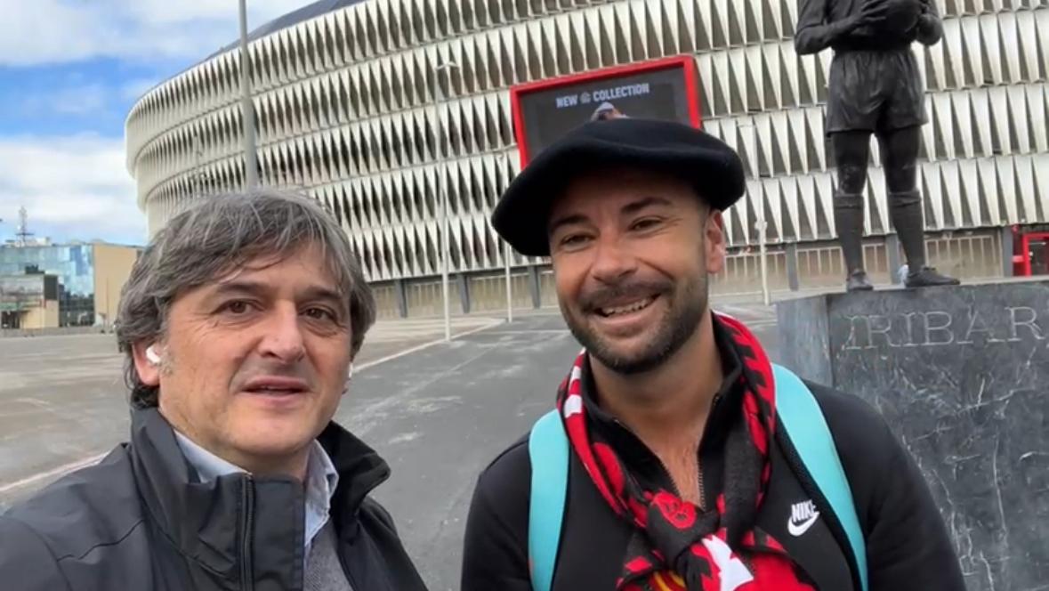 Monje con un aficionado del Mallorca en los aledaños de San Mamés