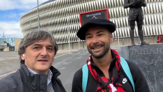 Monje con un aficionado del Mallorca en los aledaños de San Mamés