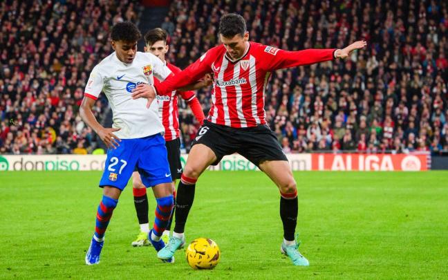 Lamine Yamal y Mikel Vesga forcejean por el balón en la última visita del Barça a San Mamés, que acabó sin goles. / ATHLETIC CLUB
