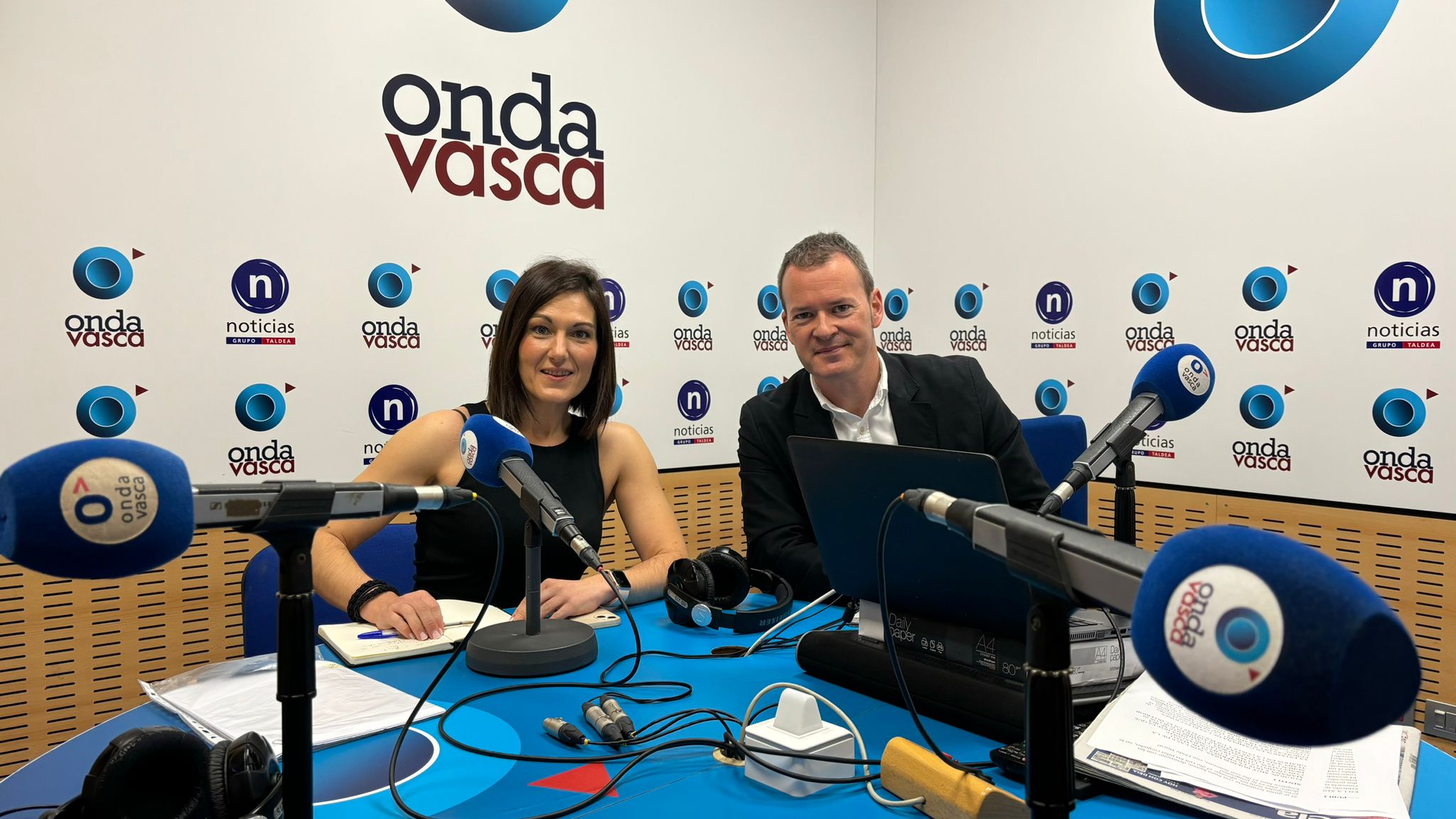 Oihane Agirregoitia junto a Txema Gutiérrez en Onda Vasca