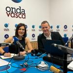Oihane Agirregoitia junto a Txema Gutiérrez en Onda Vasca