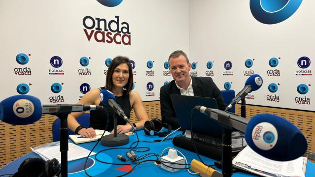 Oihane Agirregoitia junto a Txema Gutiérrez en Onda Vasca