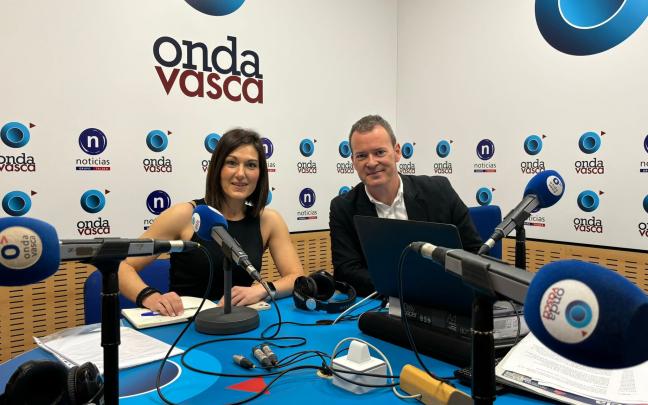 Oihane Agirregoitia junto a Txema Gutiérrez en Onda Vasca