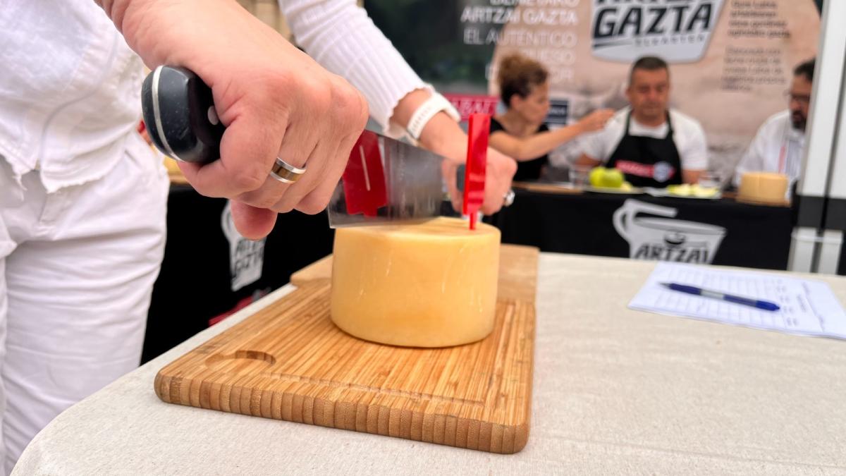 Desde las 10:00 h, la Plaza Nueva también acogerá una feria agroalimentaria con una treintena de puestos con lo mejor del agro vasco.