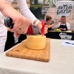 Desde las 10:00 h, la Plaza Nueva también acogerá una feria agroalimentaria con una treintena de puestos con lo mejor del agro vasco.