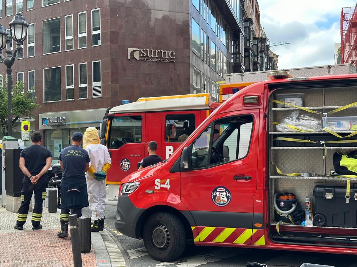 Dotaciones de los Bomberos de Bilbao se han acercado al lugar para solucionar la emergencia. / Onda Vasca