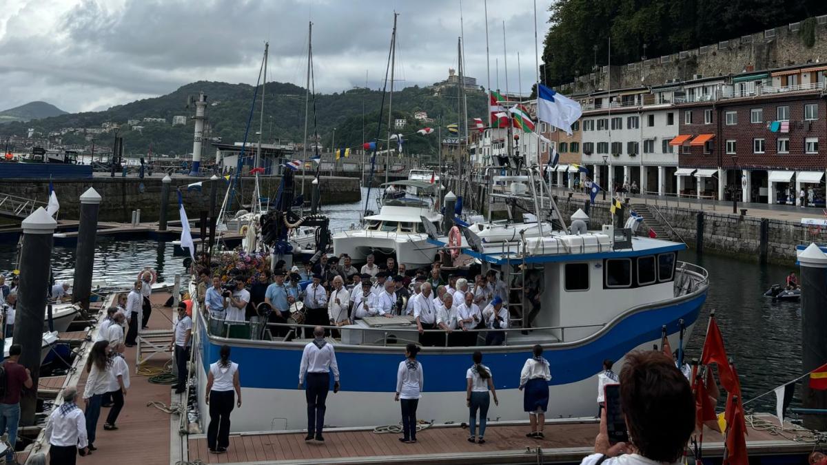 Procesión de la virgen del Carmen en muelle de Donostia