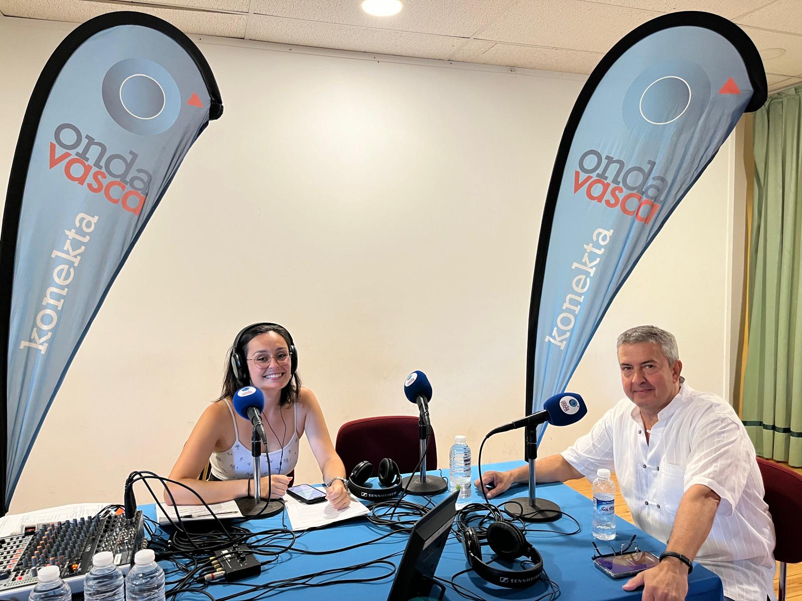 Paco Sádaba, dueño de Café Tau, hablando con Maider Uriarte el día de la Feria de las 11 Denominaciones de Origen y de Calidad de Mendavia