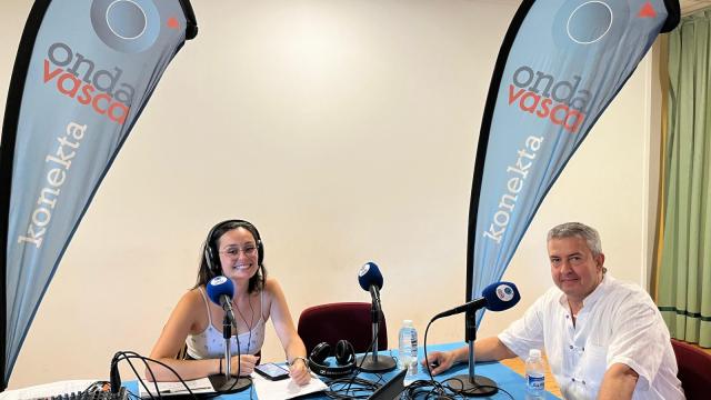 Paco Sádaba, dueño de Café Tau, hablando con Maider Uriarte el día de la Feria de las 11 Denominaciones de Origen y de Calidad de Mendavia
