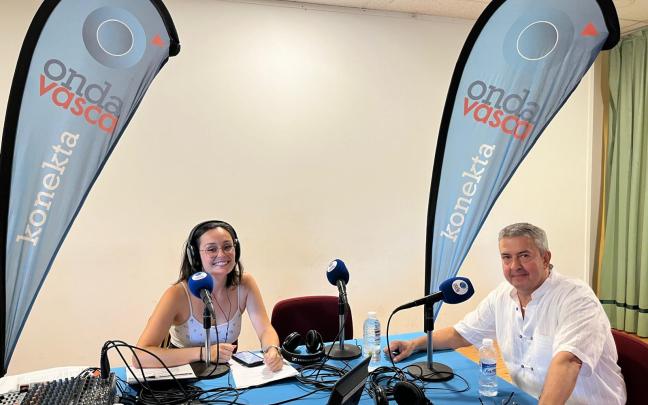 Paco Sádaba, dueño de Café Tau, hablando con Maider Uriarte el día de la Feria de las 11 Denominaciones de Origen y de Calidad de Mendavia