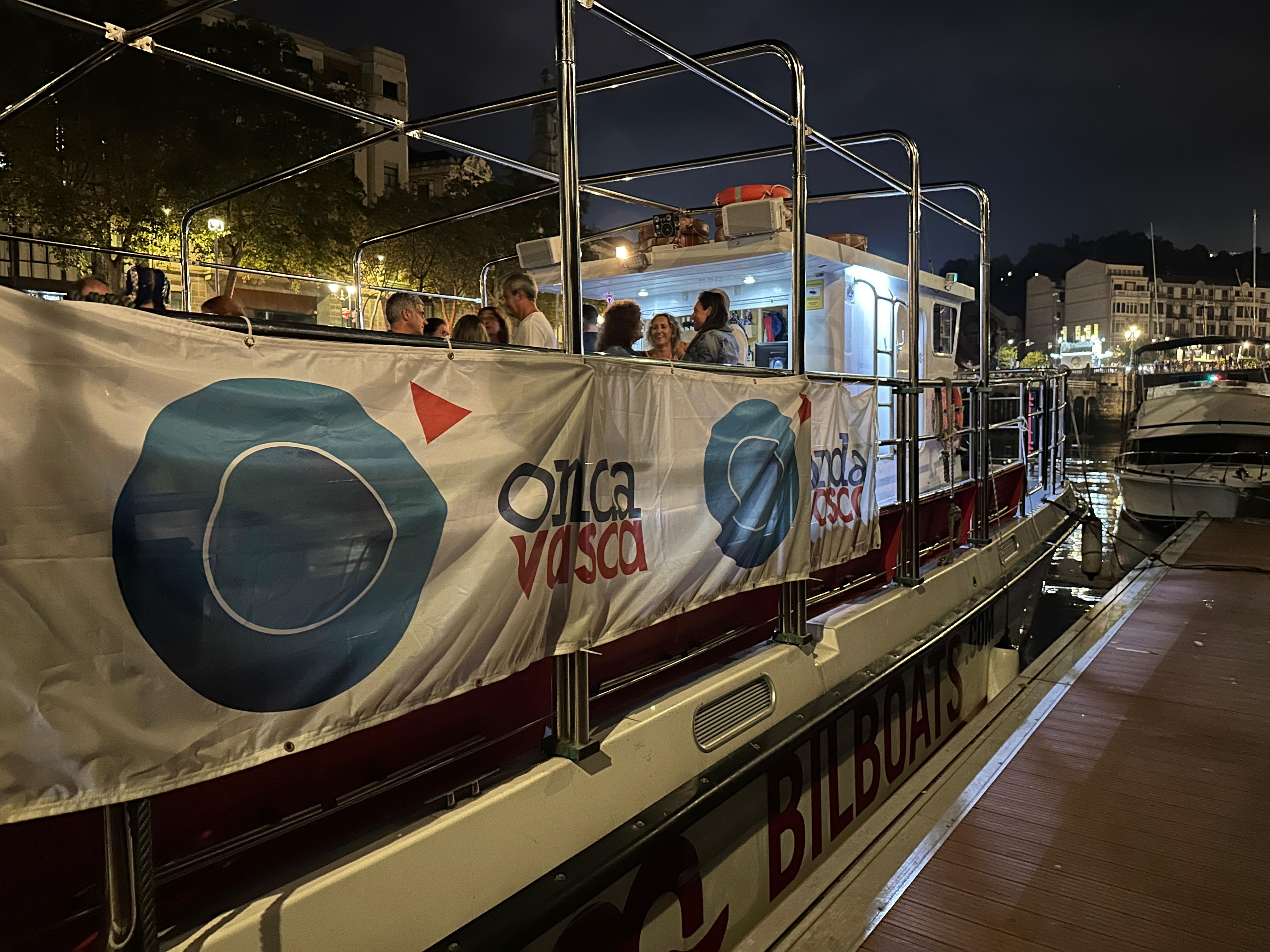 Así hemos vivido una noche mágica desde las aguas de la ría de Bilbao