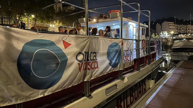 Así hemos vivido una noche mágica desde las aguas de la ría de Bilbao