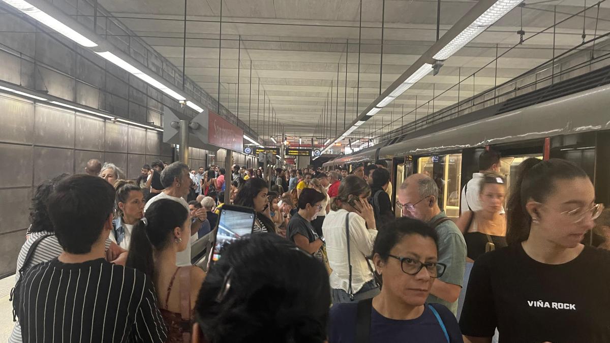 Estación de San Inazio, que ha sido desalojada sobre las 15.00 de esta tarde