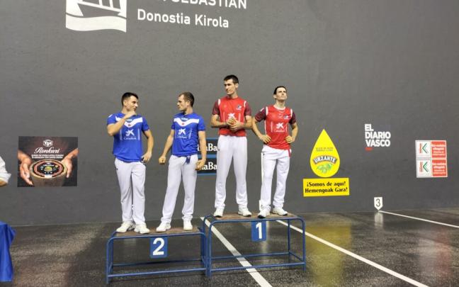 Altuna y Rezusta en el podio tras ganar el Donostia Hiria 2024. ASPE