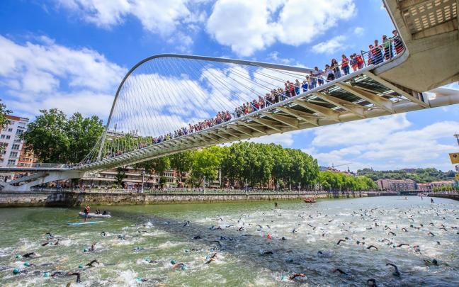 El Triatlón de Bilbao recupera la modalidad olímpica en su decimotercera edición El Triatlón de Bilbao recupera la modalidad olímpica en su decimotercera edición