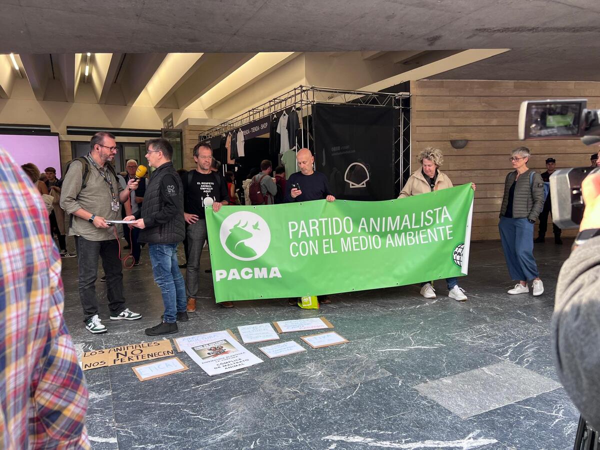 Miembros de PACMA se han concentrado frente al Kursaal | Foto: Onda Vasca