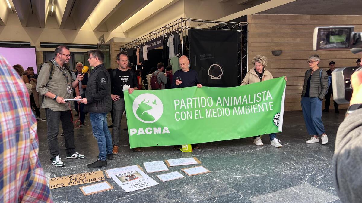 Miembros de PACMA se han concentrado frente al Kursaal | Foto: Onda Vasca