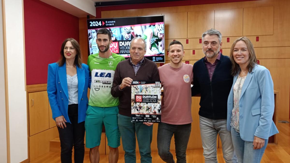 Presentación de la prueba en el Ayuntamiento de Gasteiz. Foto: Duatlón Vitoria-Gasteiz