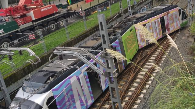 Imagen del tranvía descarrilado esta mañana en la estación de Bolueta | Foto: Onda Vasca