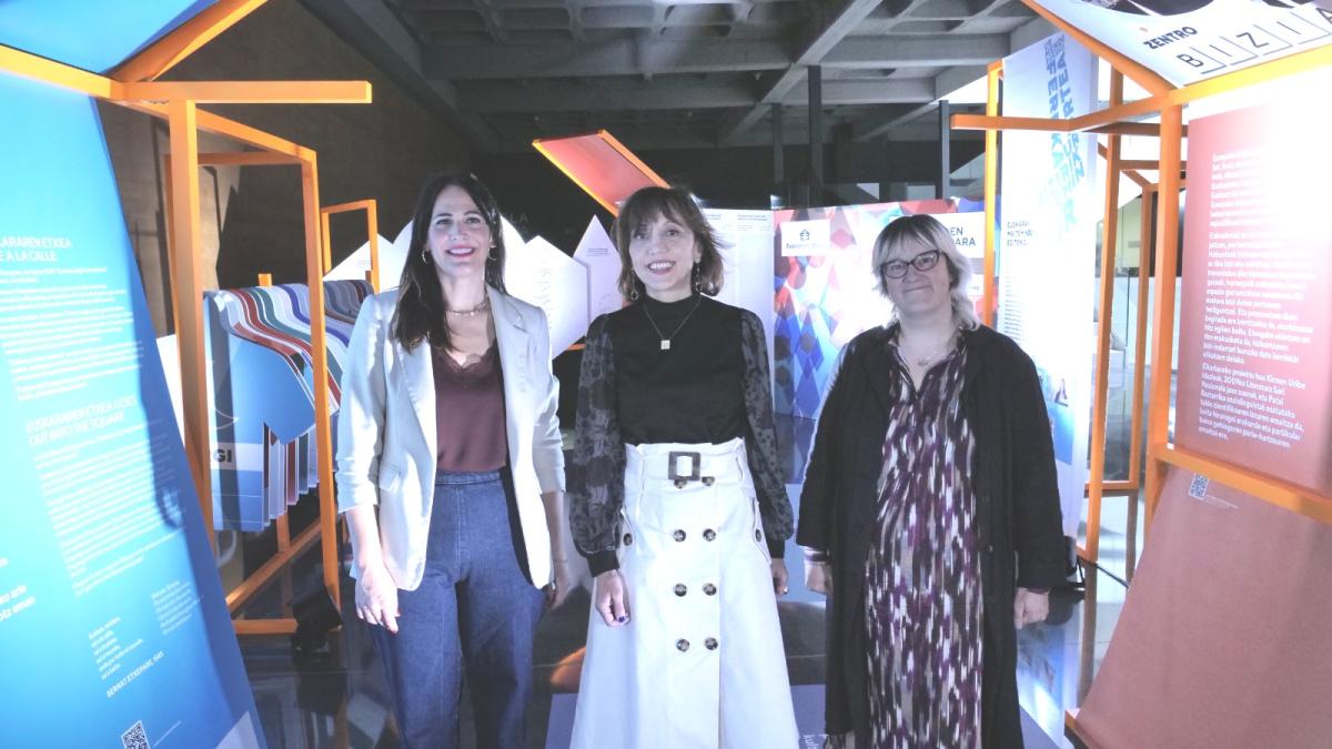 Leixuri Arrizabalaga, Eva Ferreira e Iurdana Acasuso en la exposición itinerante "Euskararen Etxea, plazara"