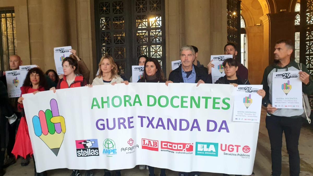 Representante sindicales de la enseñanza pública, junto al Palacio de Navarra. Foto: cedida