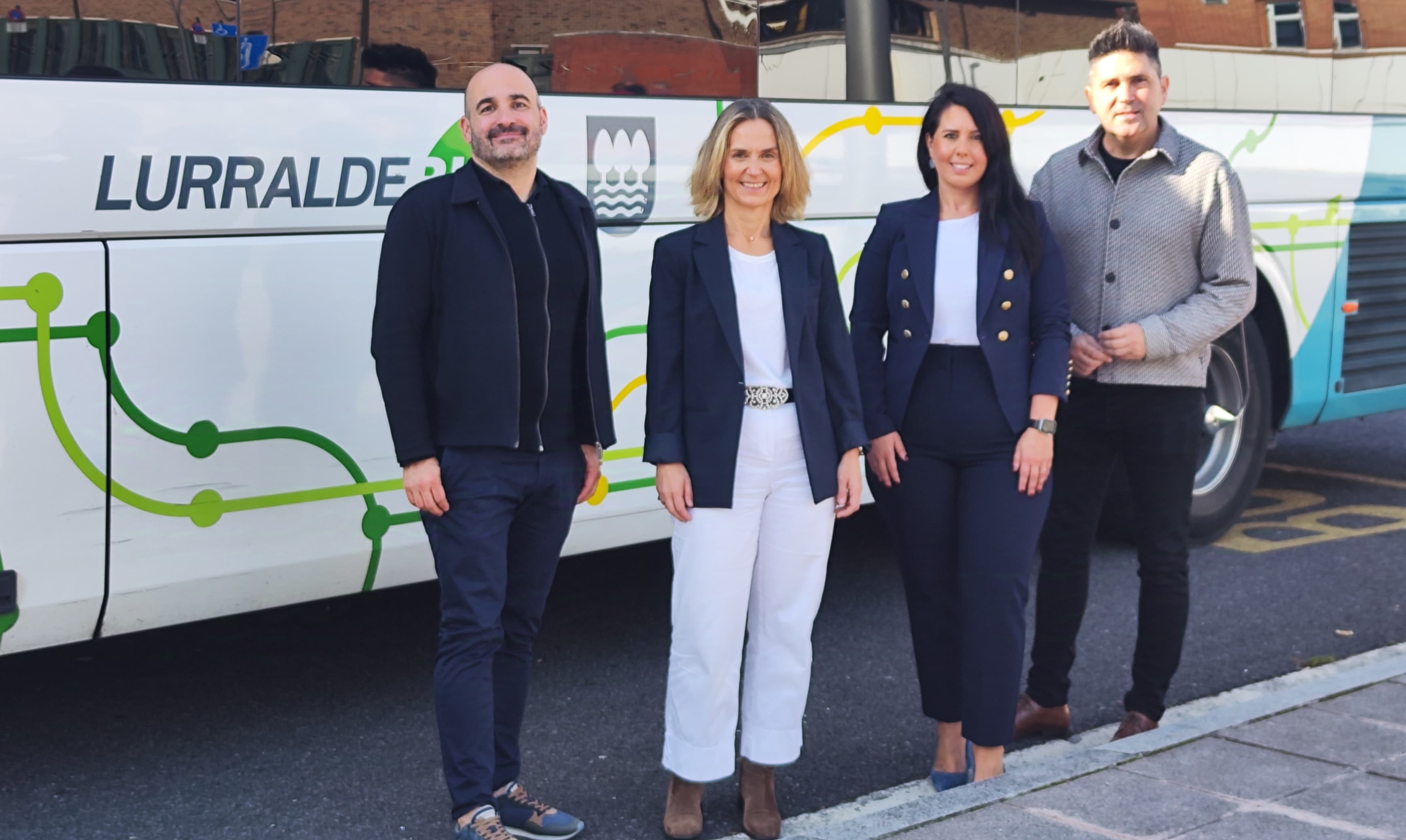 Adur Ezenarro, Leire Artola, Azahara Domínguez y Mikel Serrano posan ante un autobús de Lurraldebus