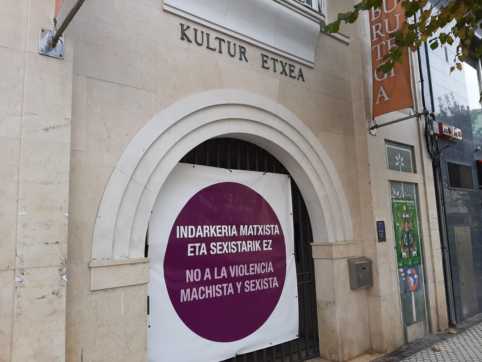 Así ha amanecido el día después del asesinato machista la kultur etxea de Pasai Antxo Así ha amanecido el día después del asesinato machista la kultur etxea de Pasai Antxo